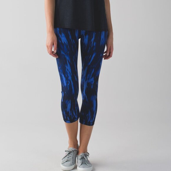 lululemon Wunder Under Crop Hi-Rise in Painted Animal Sprinkler Black, size 4 - Picture 4 of 9